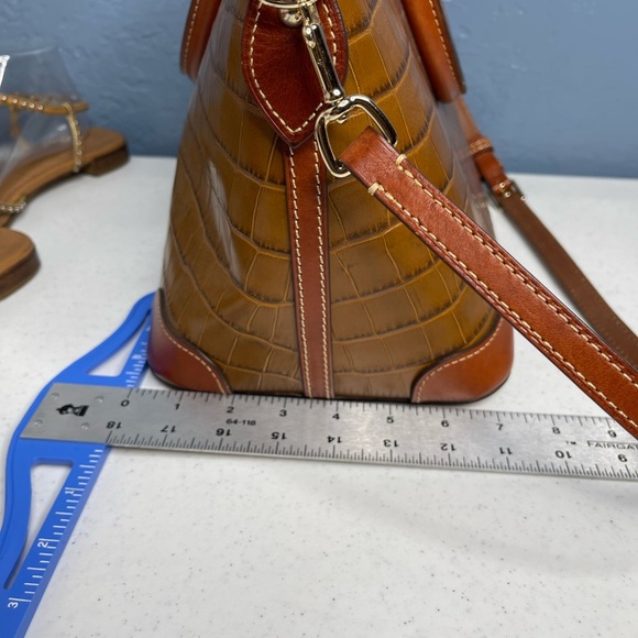 Dooney & Bourke cognac/tan med croc embossed all leather strap tote and dust bag - Picture 10 of 13